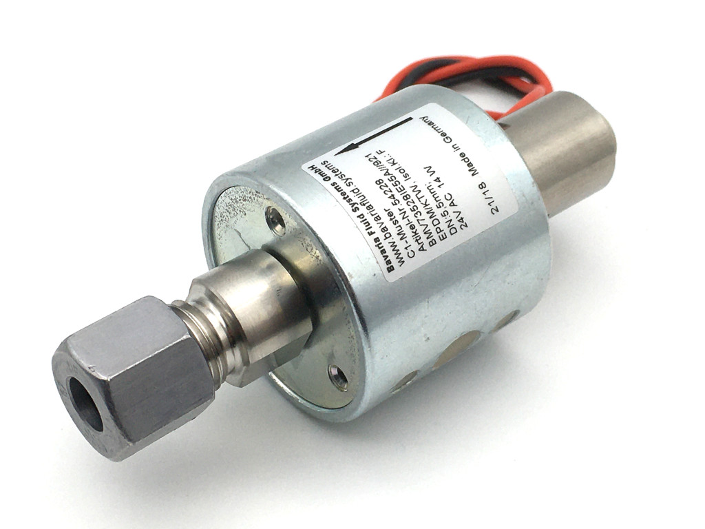 2/2-Wege-Coaxial-Getränke-Magnetventil BMV73528 in Edelstahl, Ausgang mit Schneidringverschraubung, strömungsoptimiert mit runder Spule, für Bier, kohlensäurehaltige Getränke