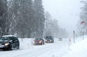 Autos Straße Winter Schnee Eis Schmutz Streusalz