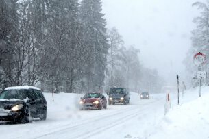 Autos Straße Winter Schnee Eis Schmutz Streusalz