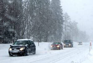 Autos Straße Winter Schnee Eis Schmutz Streusalz